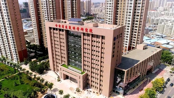 甘肅省建筑科學(xué)研究院（集團(tuán)）有限公司，成立于1973年，是甘肅省領(lǐng)先從事建筑科學(xué)研究和科技研發(fā)的綜合性咨詢與技術(shù)服務(wù)機(jī)構(gòu)，是國(guó)家高新技術(shù)企業(yè)、全國(guó)用戶滿意標(biāo)桿企業(yè)、甘肅省科技創(chuàng)新型企業(yè)。