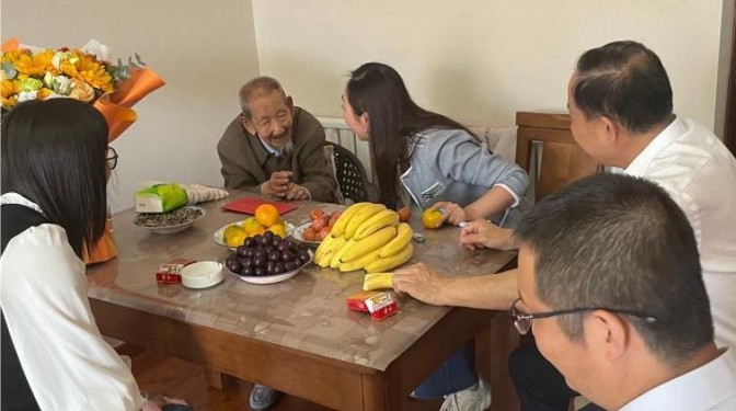 省委老干部局領(lǐng)導慰問甘肅建科院百歲老人薛篤昶