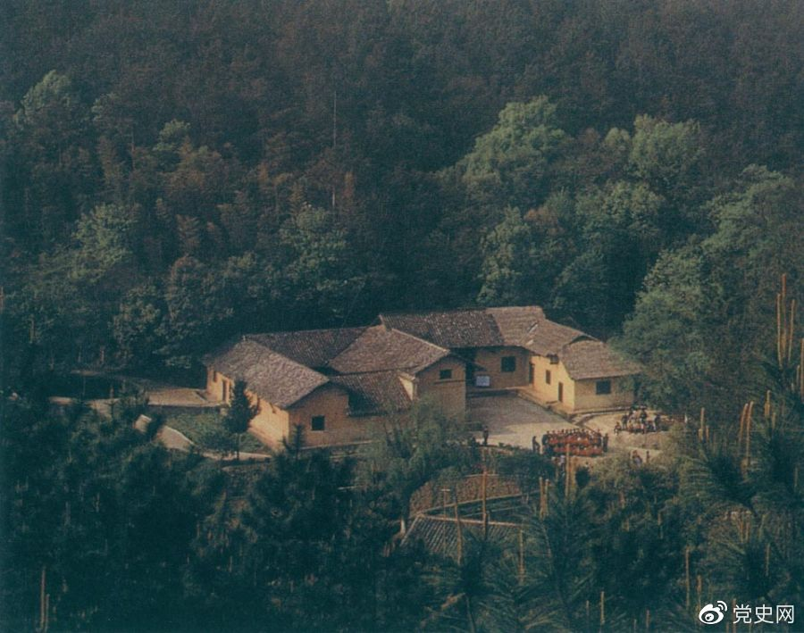 毛澤東故居——湖南省湘潭縣韶山?jīng)_上屋場。1893年12月26日，毛澤東在這里誕生。