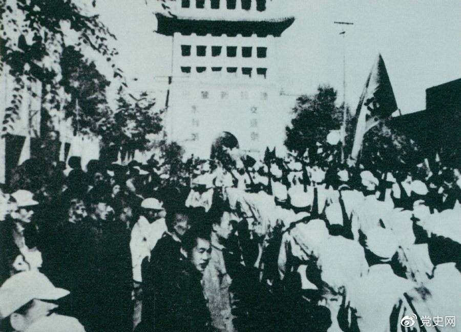 1949年8月，蘭州解放。圖為第一野戰(zhàn)軍開進(jìn)蘭州市區(qū)。