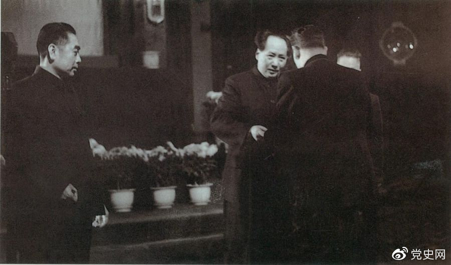 1949年10月2日，蘇聯(lián)政府首先承認中華人民共和國。10月3日，中蘇正式建交。圖為蘇聯(lián)第一任駐中國大使向毛澤東主席呈遞國書。