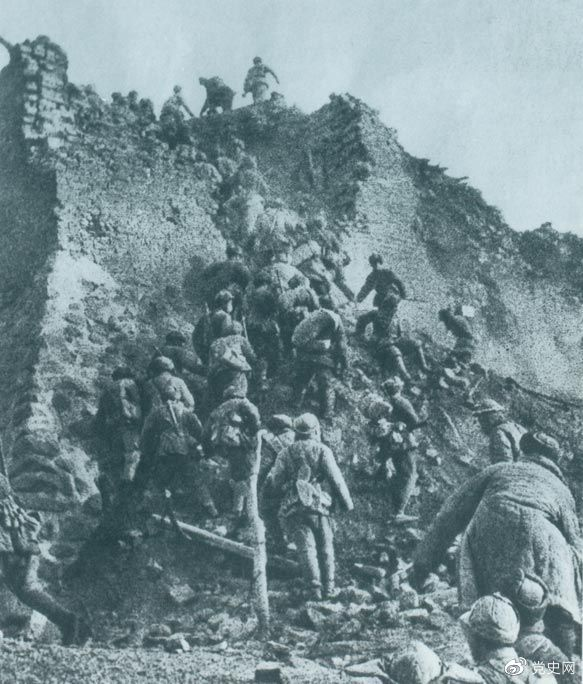 1948年12月，人民解放軍向新保安守?cái)嘲l(fā)起攻擊。這是解放軍戰(zhàn)士登上新保安城頭。 