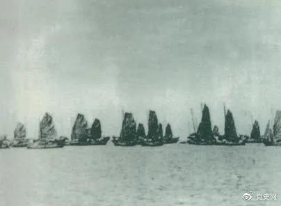 1950年4月16日，人民解放軍發(fā)起大規(guī)模渡海戰(zhàn)役，強渡瓊州海峽。5月1日，海南全島解放。